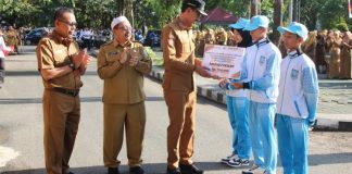 Atlet Kabupaten Banjar yang berprestasi di POPDA, menerima bonus dari Bupati Banjar