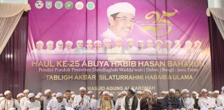 Bupati Saidi Mansyur bersama ribuan jamaah hadiri haul ke 25 Abuya Habib Hasan Baharun di Masjid Agung Al Karomah
