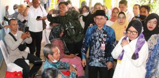 Menteri Sosial Tri Rismaharini pantau kegiatan bakti Sosial berupa operasi Katarak di Kabupaten Banjar