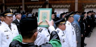 Saidi Mansyur lantik 2 orang untuk mengisi jabatan tinggi pratama dan 239 orang jabatan fungsional