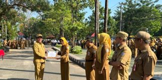 Kepala BPBD Banjar Warsita menjadi pembina apel gabungan ASN dilingkup Pemkab Banjar