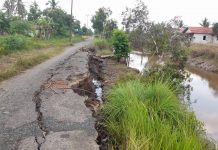 Titik longsor di ruas jalan penghubung antar desa di Tanjung Harapan terus bertambah, warga minta adanya perbaikan