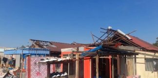 Ratusan rumah milik warga didua Desa di Kecamatan Jejangkit disapu puting beliung, Kamis sore