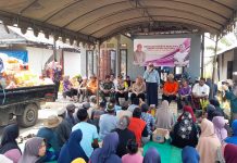 Hj. Noormiliyani As bersama anggota Komisi I DPRD Kalsel kunjungi korban puting beliung Jejangkit