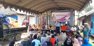 Hj. Noormiliyani As bersama anggota Komisi I DPRD Kalsel kunjungi korban puting beliung Jejangkit