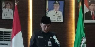 Sekwan M. Haris Isroyani, bacakan Surat Keputusan DPRD Batola tentang persetujuan 2 raperda menjadi perda