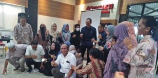 Saut Nathan Samosir beri motivasi bagi peserta seminar syariah bisnis halal PT Best