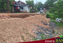 Ruas jalan Telok Selong ambrol, warga patungan lakukan perbaikan dengan duit pribadi