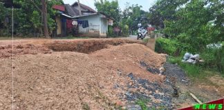 Ruas jalan Telok Selong ambrol, warga patungan lakukan perbaikan dengan duit pribadi