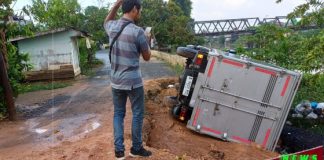 Sebuah mobil box bermuatan sembako terbalik di kawasan Jalan Martapura lama Telok Selong