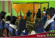 Disbudporapar Banjar dan para pemuda dari 7 organisasi melakukan ziarah ke makam pejuang di Martapura