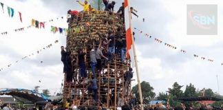 Ratusan warga rebutan buah Nenas di Festival Buah Nenas Mekarsari 2023