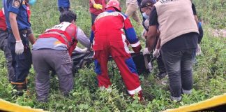 Sosok mayat laki- laki ditemukan warga tergeletak disekitar ruas jalan di Desa Sungai Alat