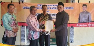 Wakil Ketua DPRD Batola M. Agung Purnomo sosialisasikan penerima Program Indonesia Pintar (PIP)