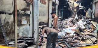 Pasca kebakaran toko di Pasar Thaibah, pemilik toko mulai membersihkan material yang terbakar