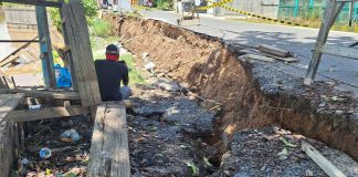 Ruas jalan Inayatullah bagian samping, menurun sedalam 150 centimeter