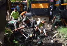 Karya bakti TNI bersama masyarakat di Batola, bersihkan selokan dari sampah dan tanam pohon