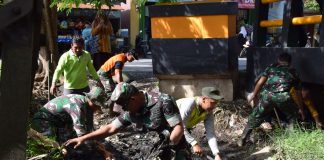 Karya bakti TNI bersama masyarakat di Batola, bersihkan selokan dari sampah dan tanam pohon