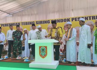 Gubernur H. Sahbirin Noor meresmikan Tebing Siring Pondok Pesantren Darussalam Martapura