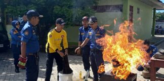 Puluhan relawan pemadam kebakaran ikuti pelatihan ketangkasan dalam mengatasi bahaya kebakaran