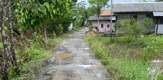 Warga Desa Bantuil Batola, mengeluhkan rusaknya ruas jalan di desa mereka