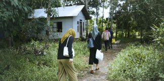 Ketua PIRA Kabupaten Banjar Pindo Hanastiti, bagikan bingkisan dan silaturahmi ke rumah keluarga