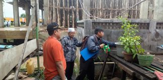 Wakil Ketua DPRD Batola M. Agung Purnomo, tinjau pembangunan toilet dan tempat wudhu di sejumlah mesjid