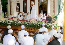 Wakil Bupati Banjar Habib Idrus Al-Habsyi bersama ribuan warga menghadiri acara haulan Guru Sekumpul di Desa Libung