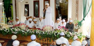 Wakil Bupati Banjar Habib Idrus Al-Habsyi bersama ribuan warga menghadiri acara haulan Guru Sekumpul di Desa Libung