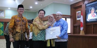 Kakanwil KemenkumHAM Kalsel Faisol Ali, serahkan penghargaan peduli HAM kepada Kabupaten Banjar