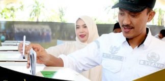 Bupati Saidi Mansyur dan TP. PKK Banjar gunakan hak pilihnya di TPS 005 Desa Madurejo