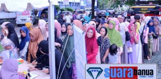 Pasar murah di halaman Kantor Bupati Banjar diserbu warga, untuk sembako hanya 50 persen dari harga pasaran
