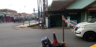 Diduga sering dilintasi truk bermuatan material, penutup saluran drainase di Simpang Empat Amaco Banjarbaru rusak berkali-kali