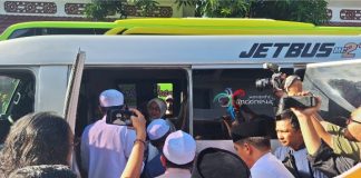 Rombongan jamaah calon haji asal Kabupaten Banjar kloter pertama dilepas Saidi Mansyur