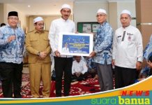 Kafilah Kabupaten Banjar terima bonus, usai menjadi juara umum MTQ XXXV tingkat Provinsi Kalimantan Selatan, di Tapin