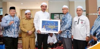 Kafilah Kabupaten Banjar terima bonus, usai menjadi juara umum MTQ XXXV tingkat Provinsi Kalimantan Selatan, di Tapin