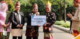 Wakil Bupati Banjar Habib Idrus Al-Habsyi menjadi pembina upacara Hardiknas 2024