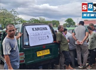 Unjuk rasa di Kantor DPRD Banjarbaru, sopir taksi hijau tuntut izin trayek