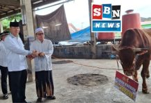 Kapolri dan Kapolda Kalsel serahkan bantuan sapi kurban ke Dapur Umum Taufiq Sekumpul Martapura