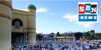 KH Hasanuddin menjadi imam sholat Idul Adha di Masjid Agung Al Karomah Martapura