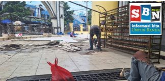 Lantai keramik pelataran Masjid Agung Al Karomah Martapura diperbaiki, tempat wudhu menyusul