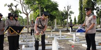 Hari Bhayangkara, Kapolda Kalsel Irjen Pol Winarto tabur bunga di TMP Bumi Kencana Banjarbaru