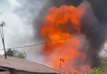 Sebuah bangunan emplasmen milik PTPN Danau Salak, Minggu siang terbakar