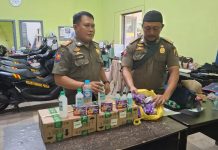 Sat Pol PP amankan puluhan alkohol dan ratusan bungkus minuman energi ‘gaduk’ diwarung kosong