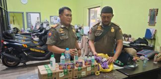 Sat Pol PP amankan puluhan alkohol dan ratusan bungkus minuman energi ‘gaduk’ diwarung kosong