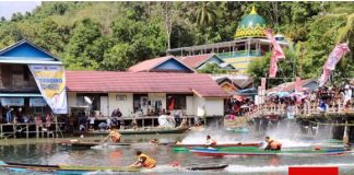 Bupati Saidi Mansyur saksikan lomba Perahu Ketinting di Desa Tiwingan Lama Aranio