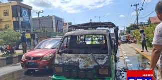 Sebuah angkot terbakar di A Yani KM 36 depan RSU Almansyur Banjarbaru