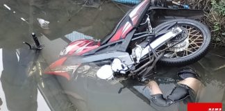 Polisi dan warga evakuasi pengendara motor, diduga alami kecelakaan tunggal hingga terjun ke parit