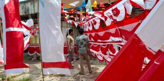 Berkah HUT 17 Agustus, Hamzah pedagang bendera asal Garut jemput rejeki di Matapura