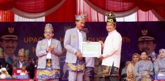 HUT ke 74 Kabupaten Banjar, bupati Saidi Mansyur berikan penghargaan kepada penyuluh p ertanian terbaik